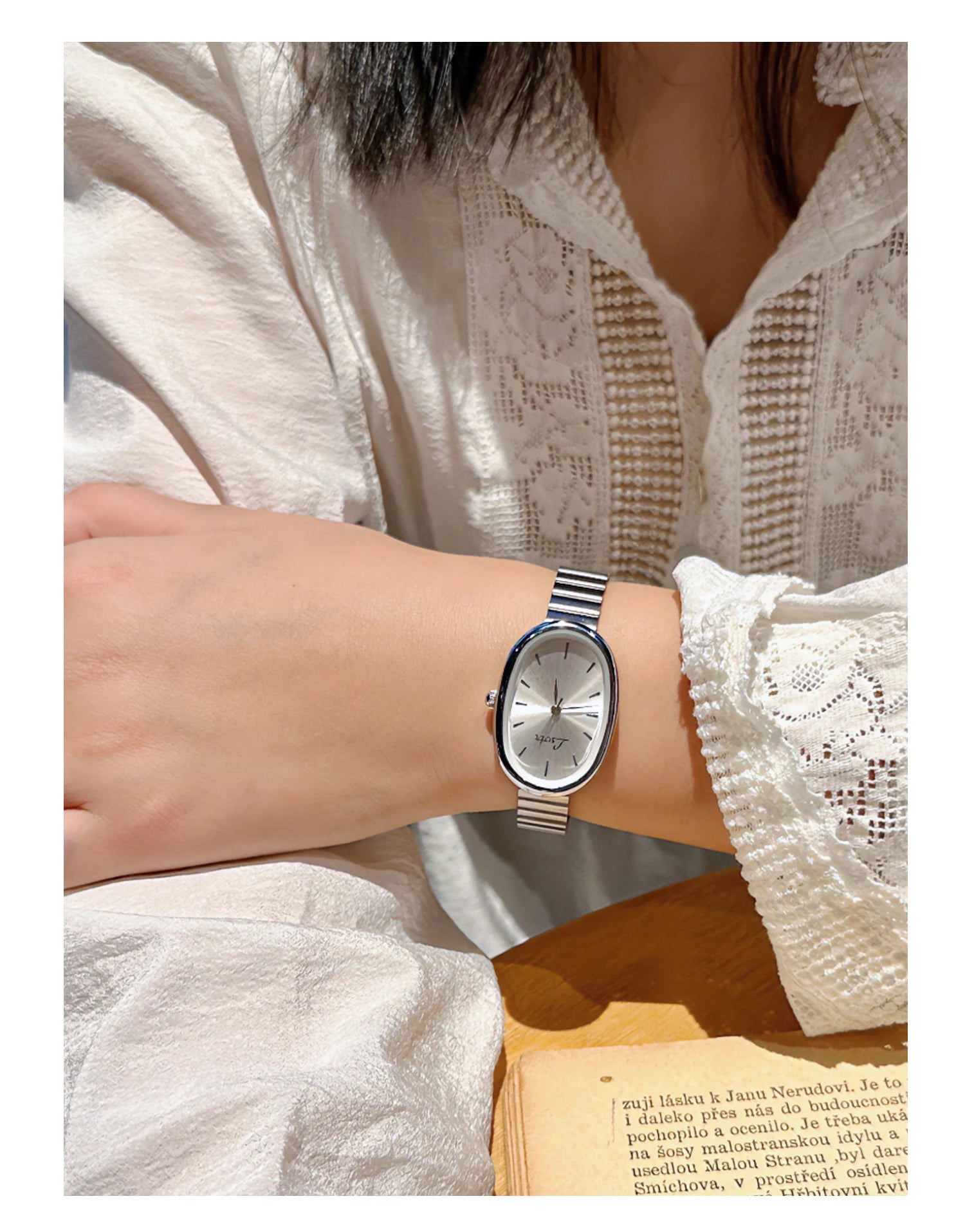 Fashionable Women's Watch With Gold Bracelet, Vintage & Elegant Luxury Style