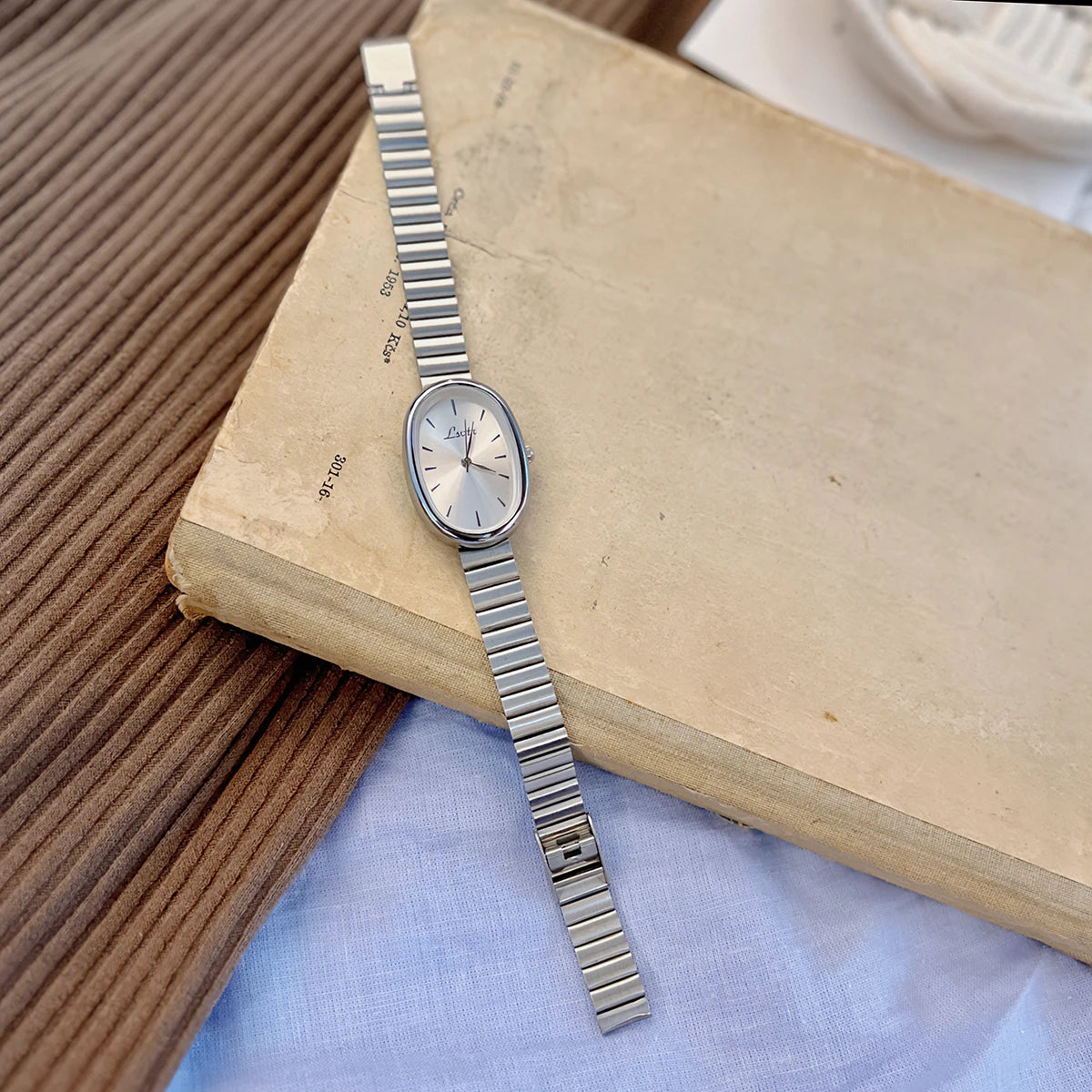 Fashionable Women's Watch With Gold Bracelet, Vintage & Elegant Luxury Style