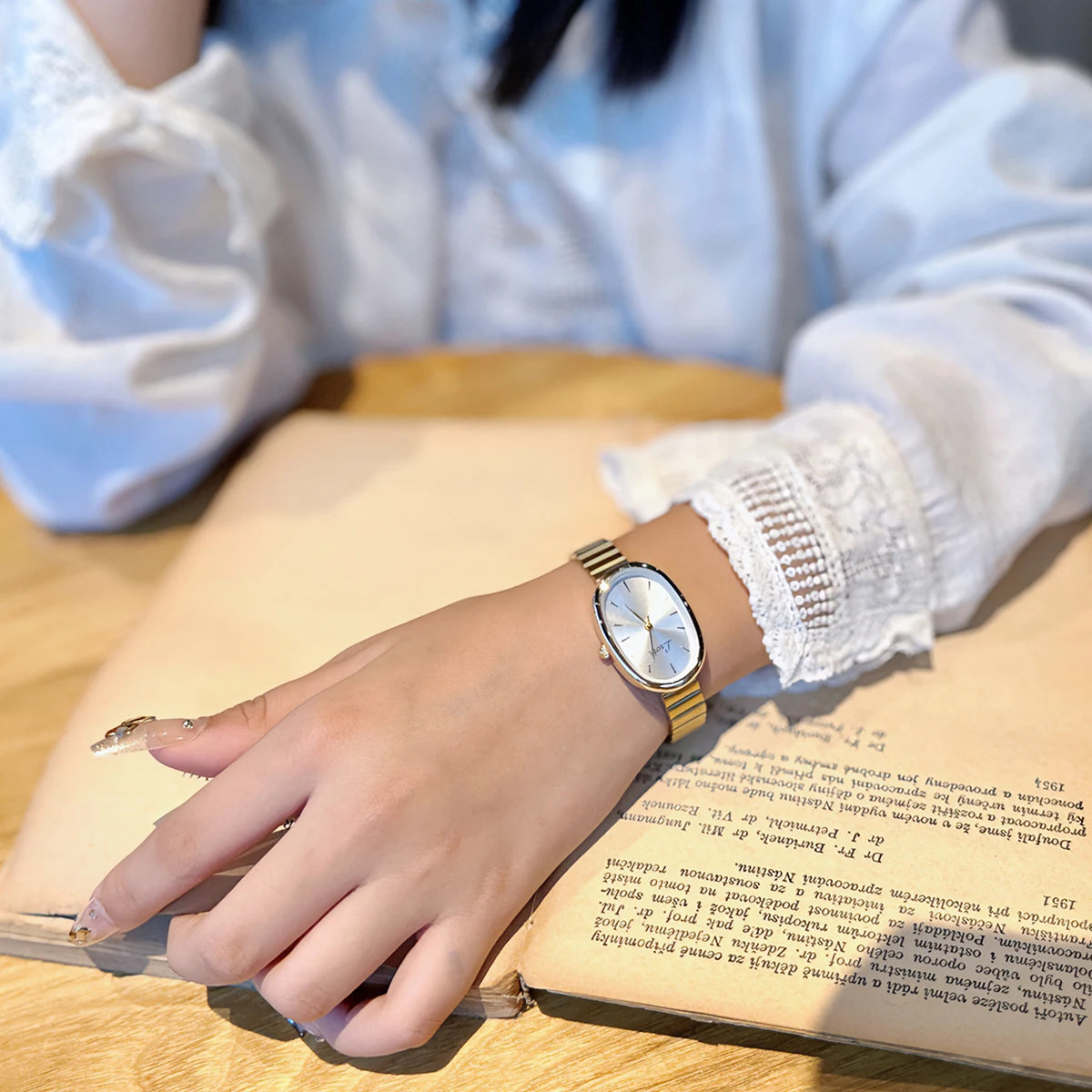 Fashionable Women's Watch With Gold Bracelet, Vintage & Elegant Luxury Style