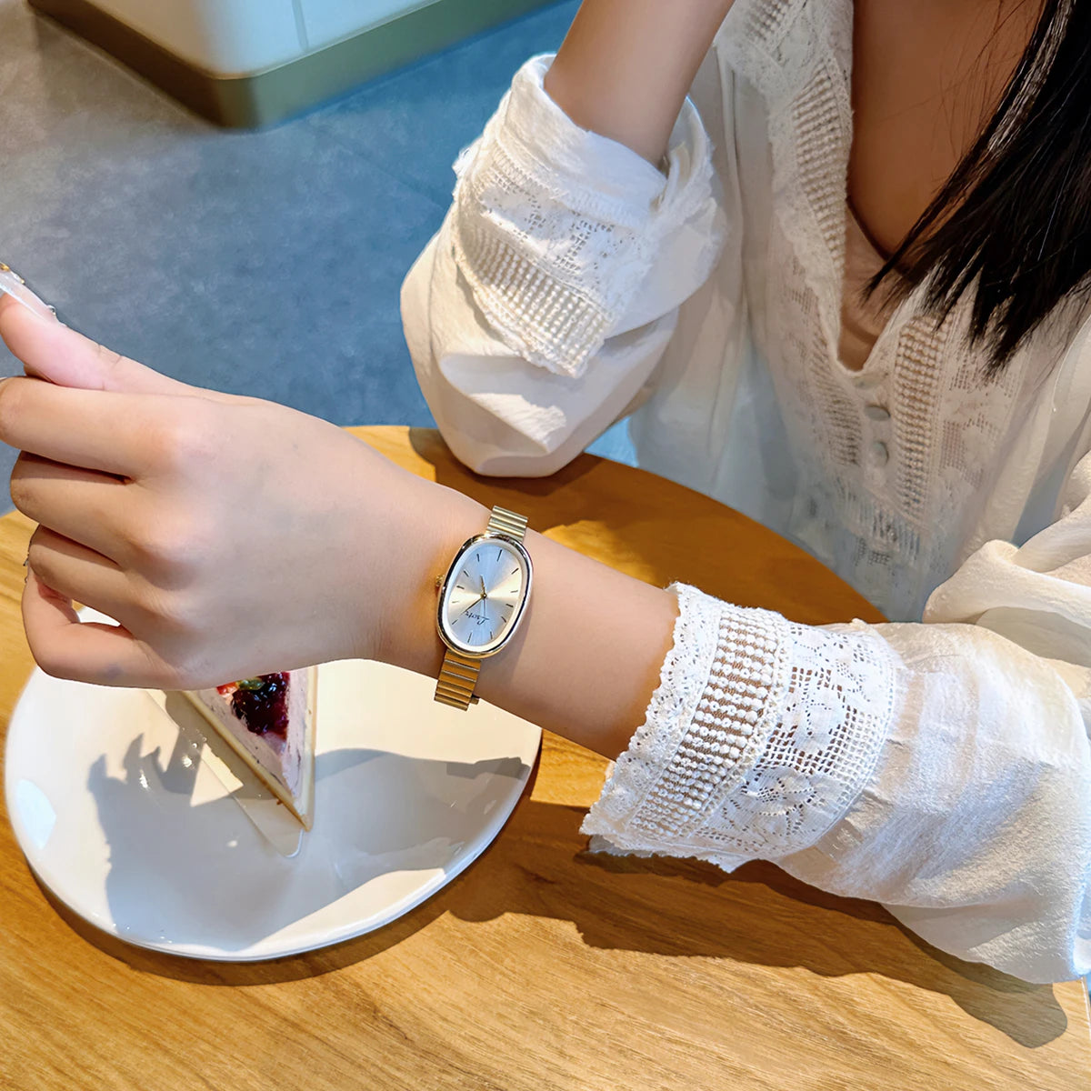 Fashionable Women's Watch With Gold Bracelet, Vintage & Elegant Luxury Style