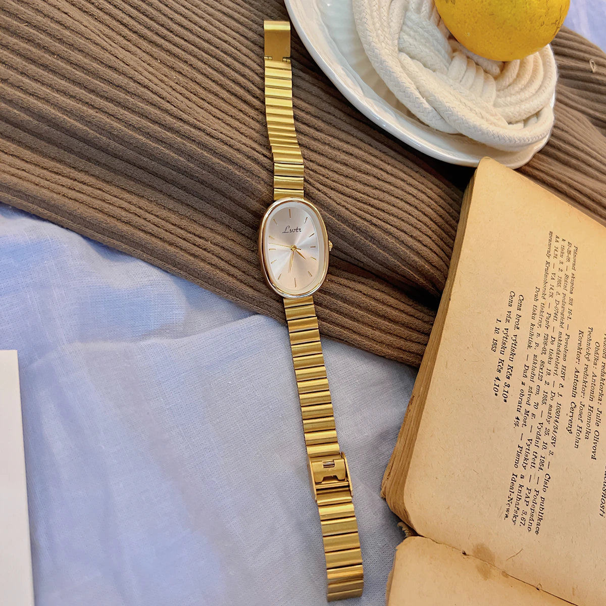 Fashionable Women's Watch With Gold Bracelet, Vintage & Elegant Luxury Style